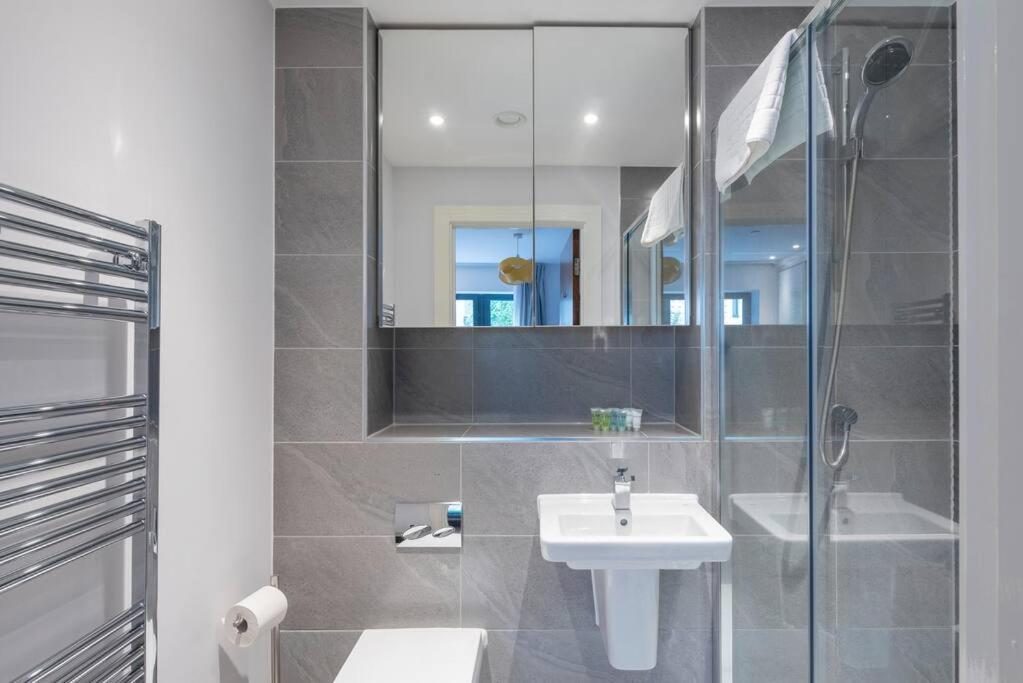 شقة Stylish 2 Bed 2 Bath In Highgate & Free Parking لندن المظهر الخارجي الصورة